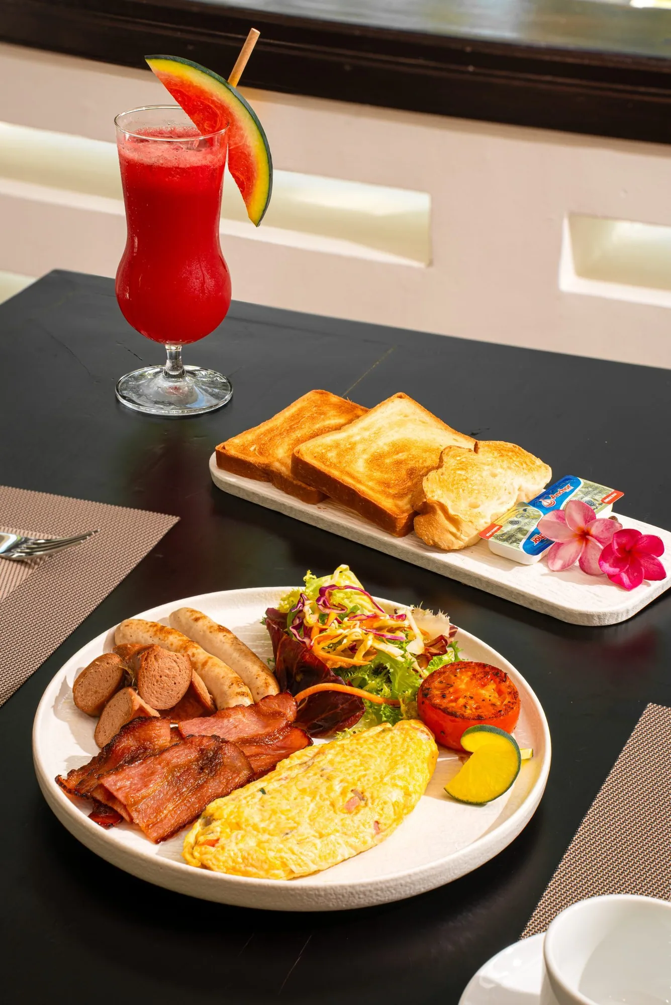 International breakfast at Faifo: eggs, bacon, toast and a watermelon juice