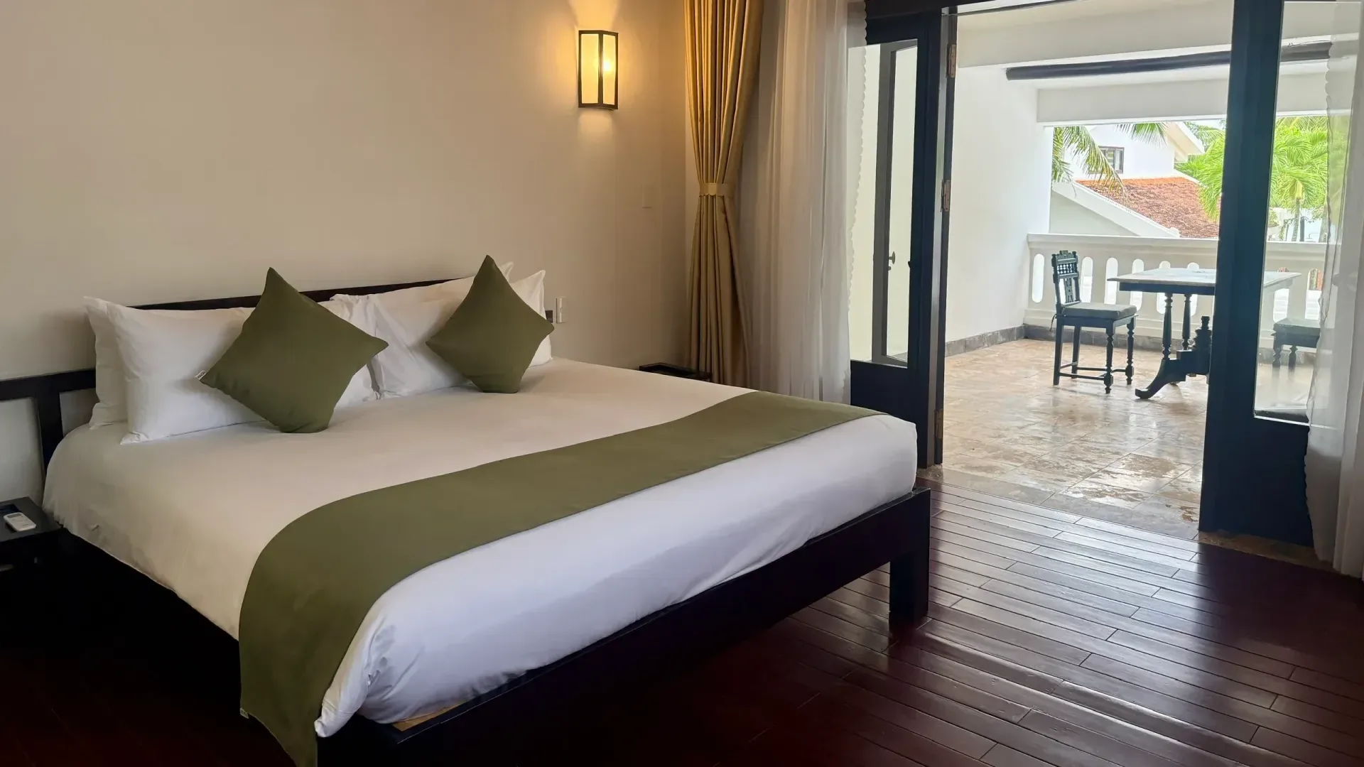 Dormitorio de arriba de una Private Pool Villa: cama king y las puertas de la terraza abiertas a las palmeras