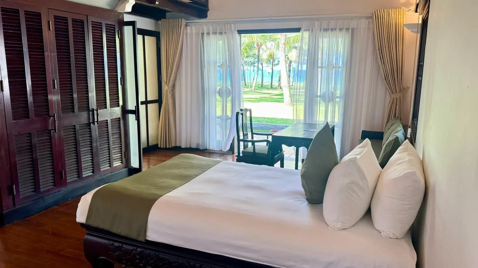 Ocean Duplex Villa: el dormitorio de la planta baja con las puertas abiertas al cocotal y al mar