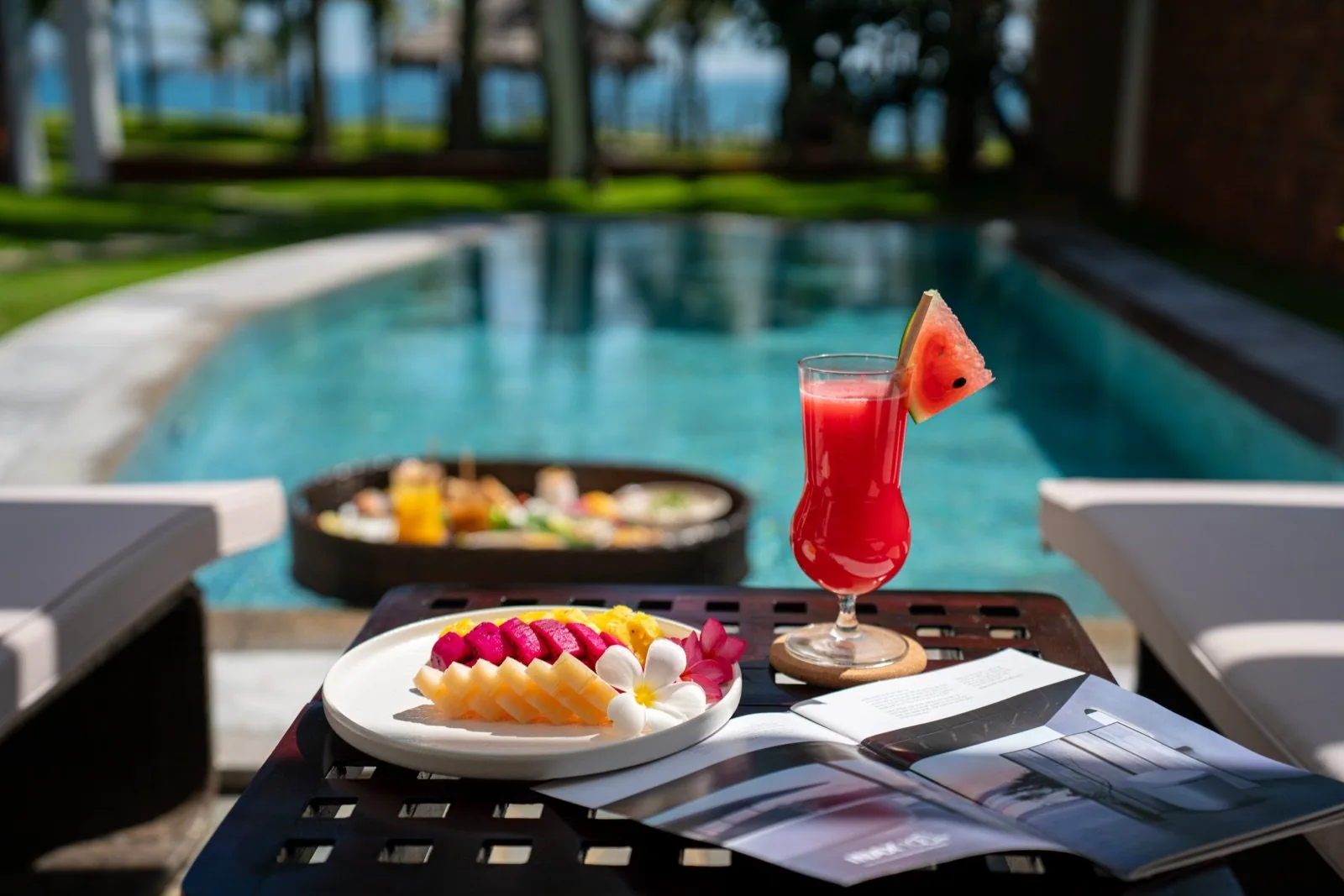 Desayuno servido junto a la piscina privada de la villa