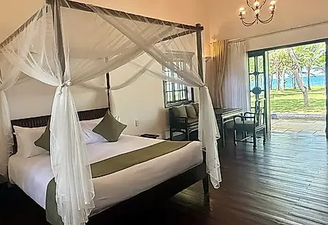 Salón de la Ocean Villa abierto al jardín y al cocotal