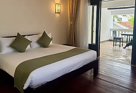 Private Pool Villa: el dormitorio abierto a su propia terraza, con el cocotal al fondo