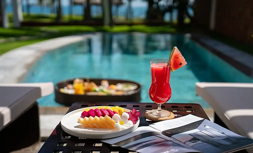 Desayuno servido junto a la piscina privada de la villa