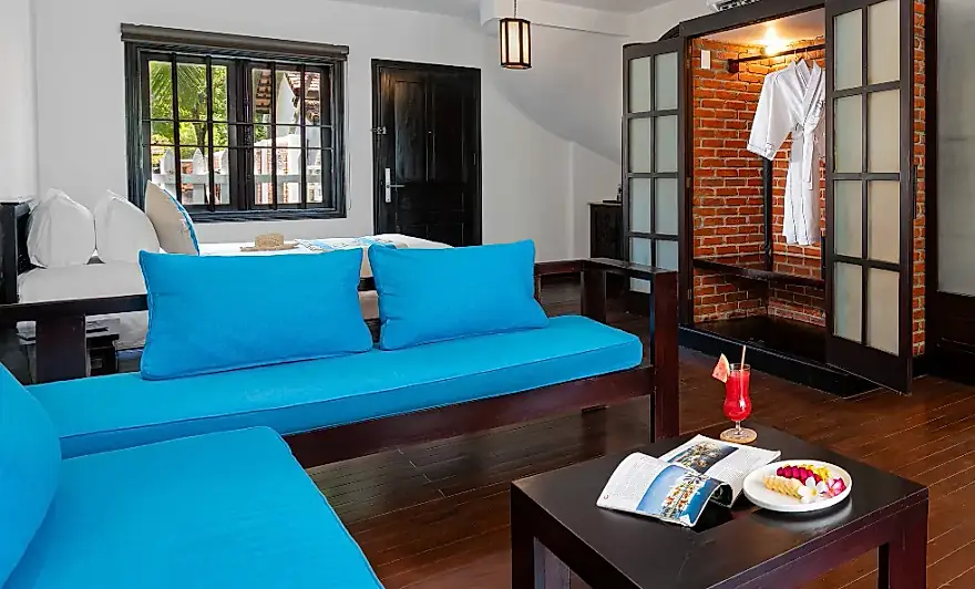 El salon con sus sofas y la mesa baja, abierto al dormitorio